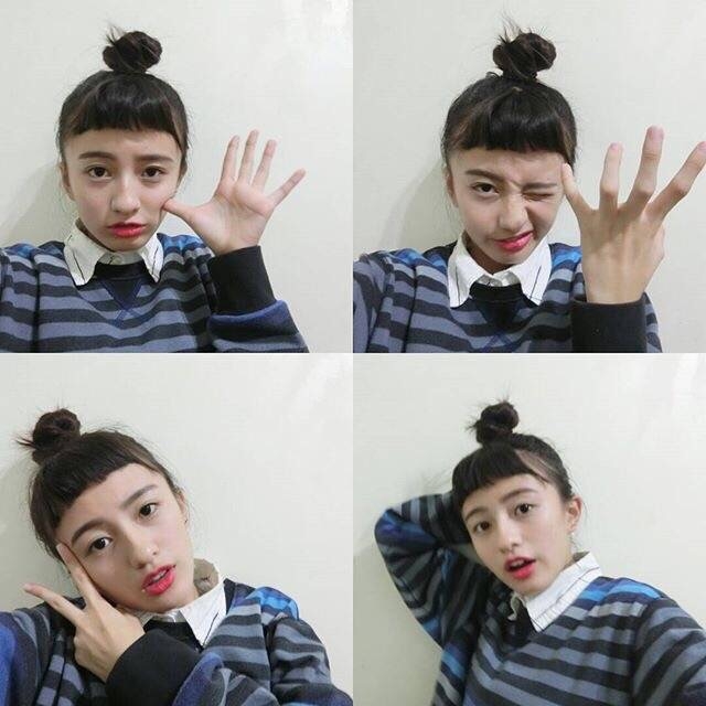 女生拍照新技能get√ 告别剪刀手