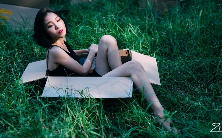 短发美女个性户外写真桌面壁纸