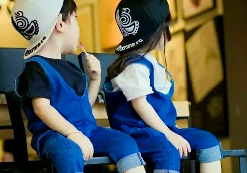 青梅竹马的小可爱小情侣