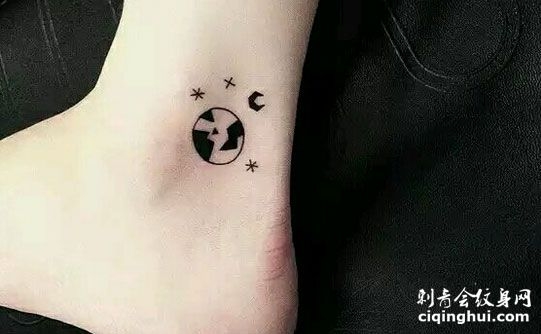 脚踝上的地球月亮纹身图案