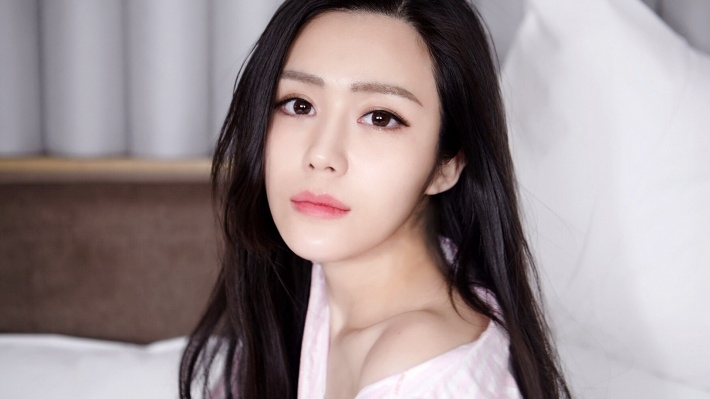 知性气质美女汤晶媚写真桌面壁纸