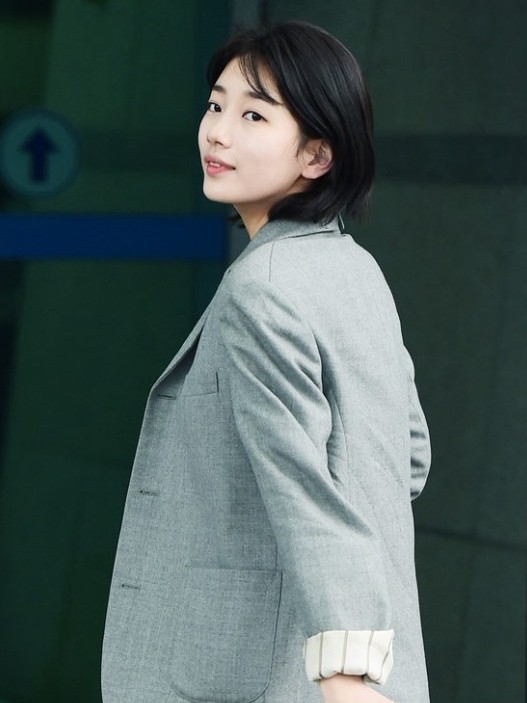 秀智变成熟了 短发干练化身职业女性