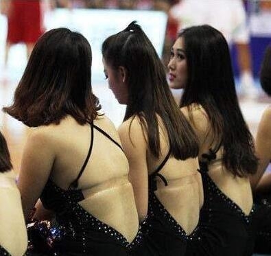 挤乳沟背后的痛谁懂
