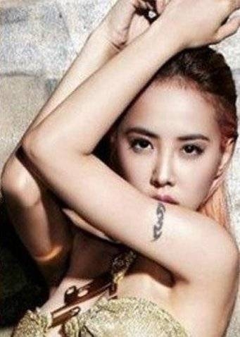 蔡依林纹身图片 明星手臂上极简的黑色纹身图片