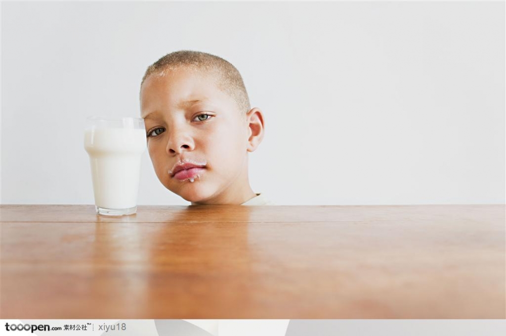 饮食习惯-喝牛奶的小男孩
