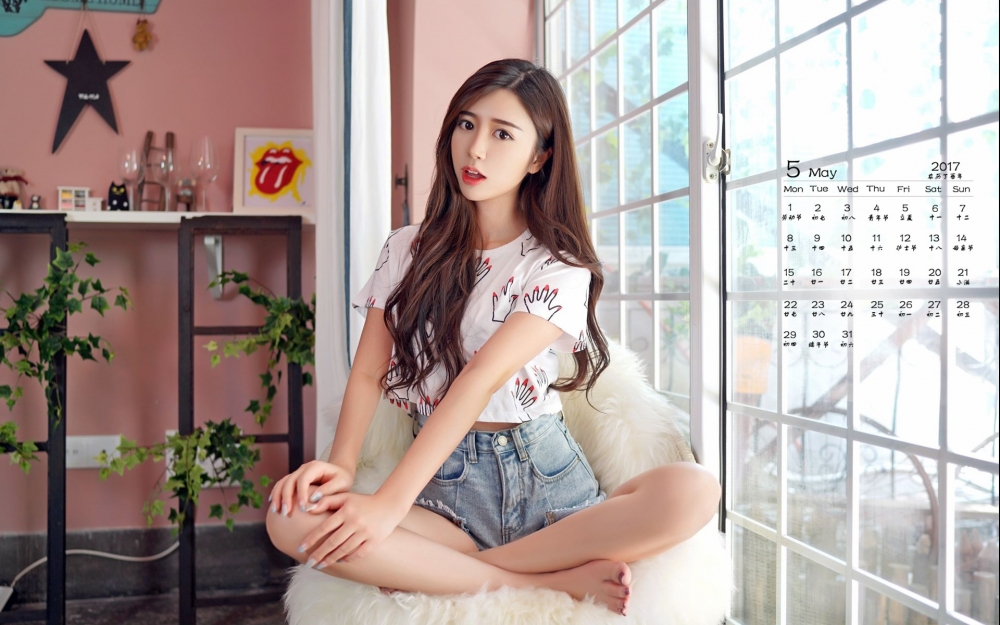 2017年5月青春水嫩性感美女居家写真日历壁纸