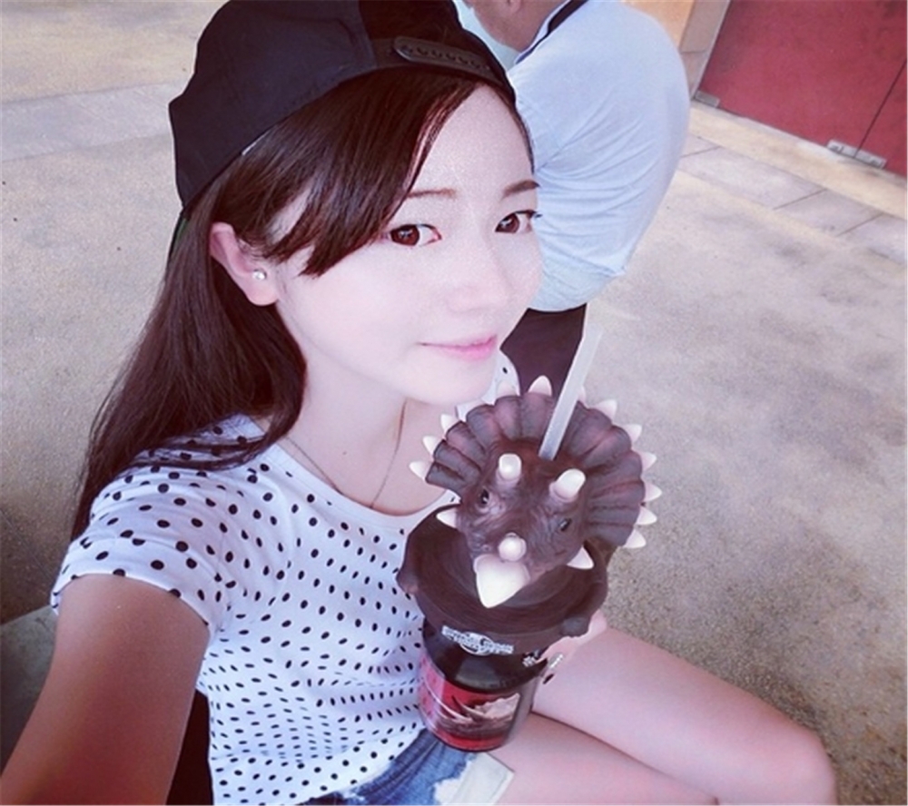 气质长发带帽美女高清手机桌面滚屏壁纸下载
