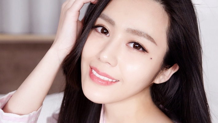 知性气质美女汤晶媚写真桌面壁纸