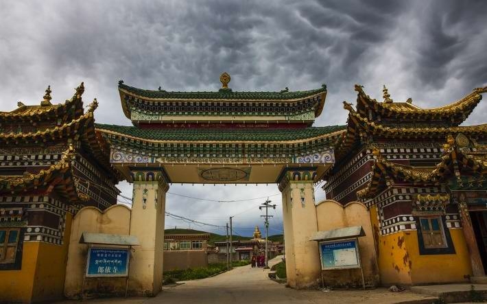 四川郎依寺风景高清晰图片壁纸