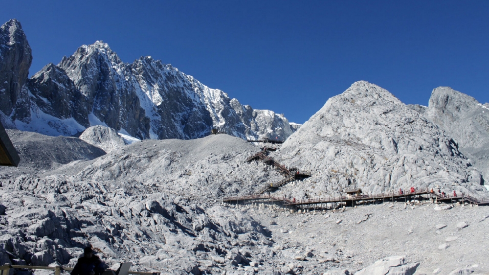 高山下的雪山风景唯美高清图片