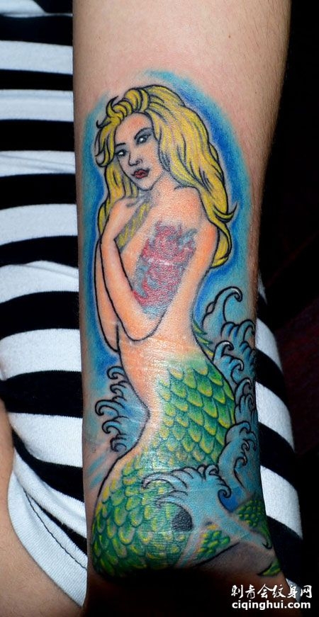 手臂金发美人鱼纹身图案