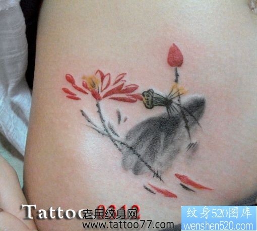 美女腹部水墨画锦鲤莲花纹身图片