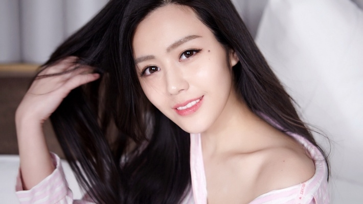 知性气质美女汤晶媚写真桌面壁纸