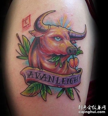 大腿上的牛头纹身图案