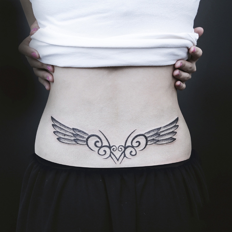 让爱飞翔，女生腰部翅膀图腾纹身