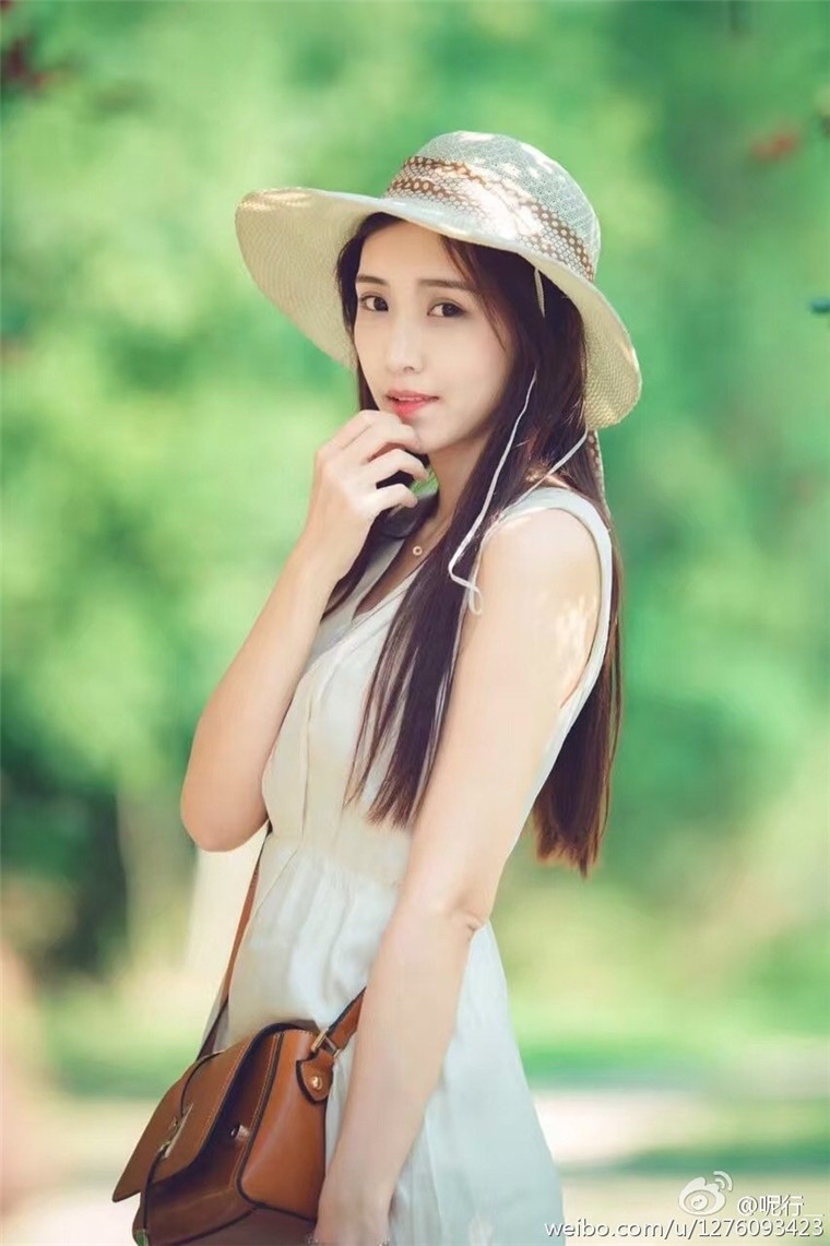 这个妹子穿这么露是在干嘛