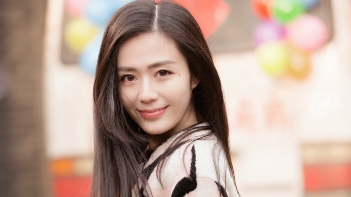 知性气质美女汤晶媚写真桌面壁纸
