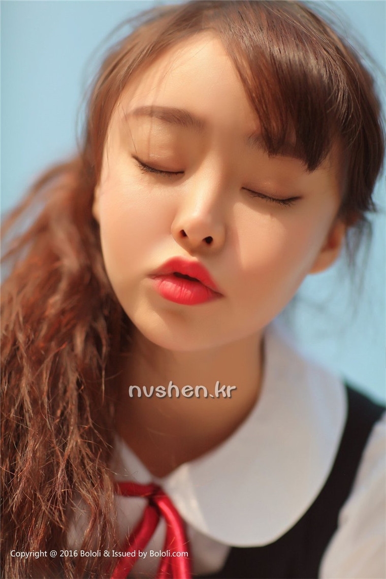 这个妹子穿这么露是在干嘛