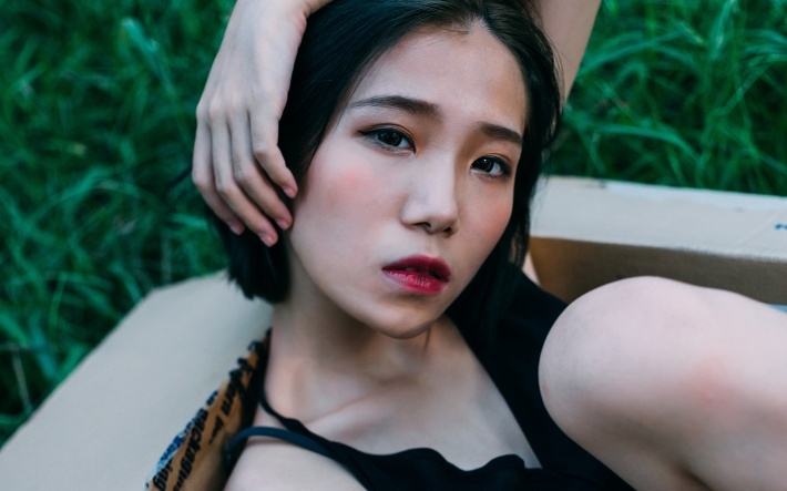 短发美女个性户外写真桌面壁纸