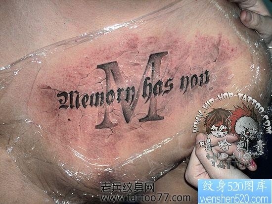 流行的胸部烙印地裂文字纹身图片