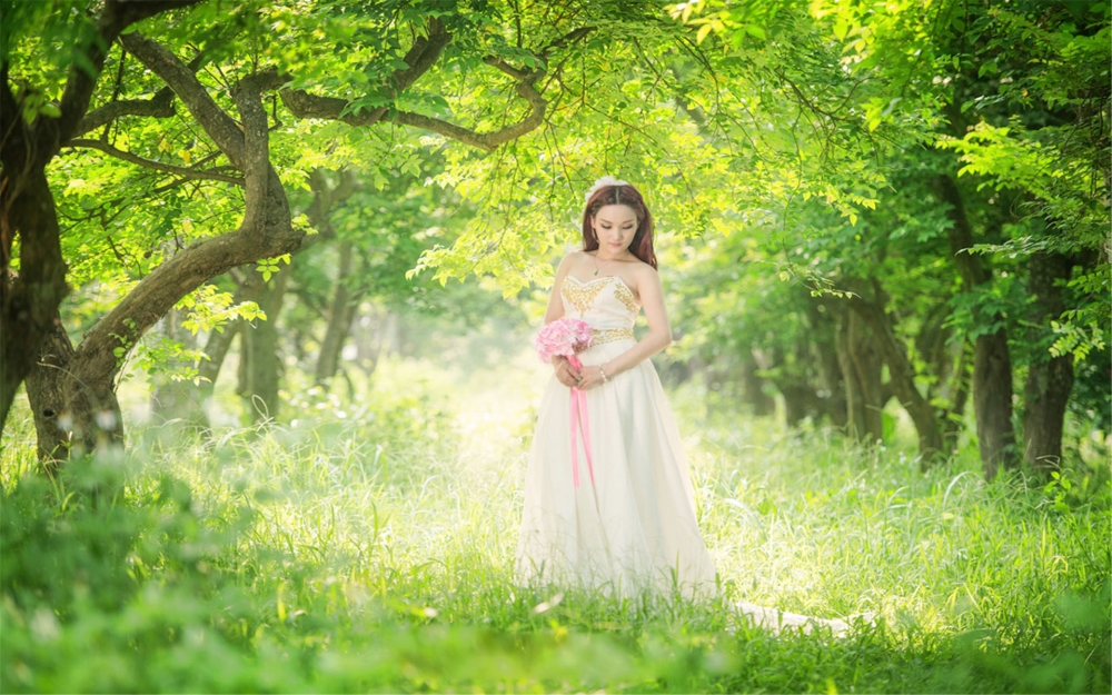 初夏唯美绿色林间气质女孩清新写真桌面壁纸