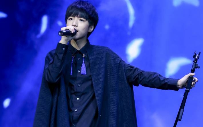TFBOYS王俊凯深情演唱电脑壁纸