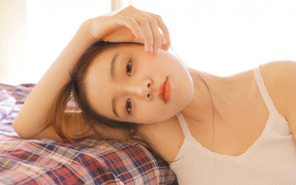 治愈系美女居家甜美高清桌面壁纸