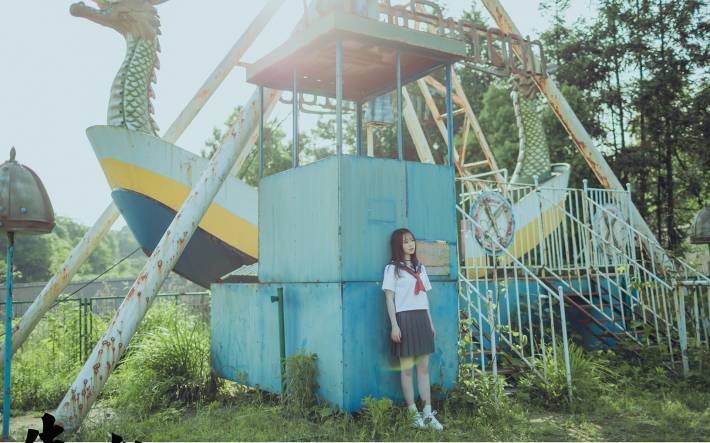 水手制服美女游乐园写真图片壁纸