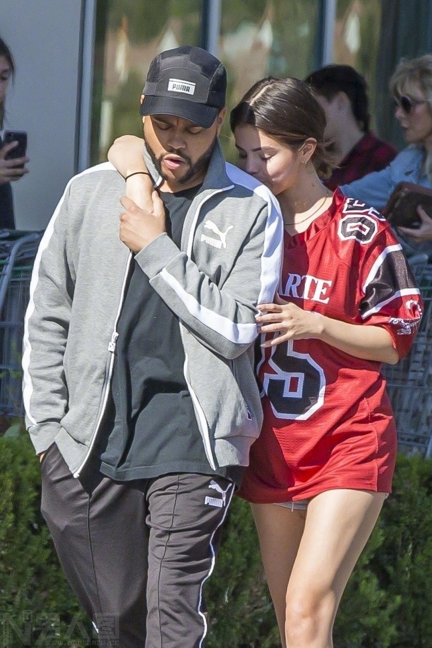 TheWeeknd赛琳娜街拍 SelenaGomez和TheWeeknd最新消息