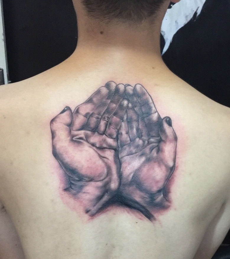 后背一双男士手掌纹身图案又个性