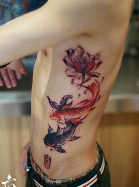 腰部鲤鱼水莲花纹身图案