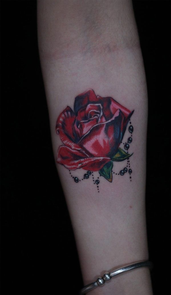 小臂上的玫瑰花纹身