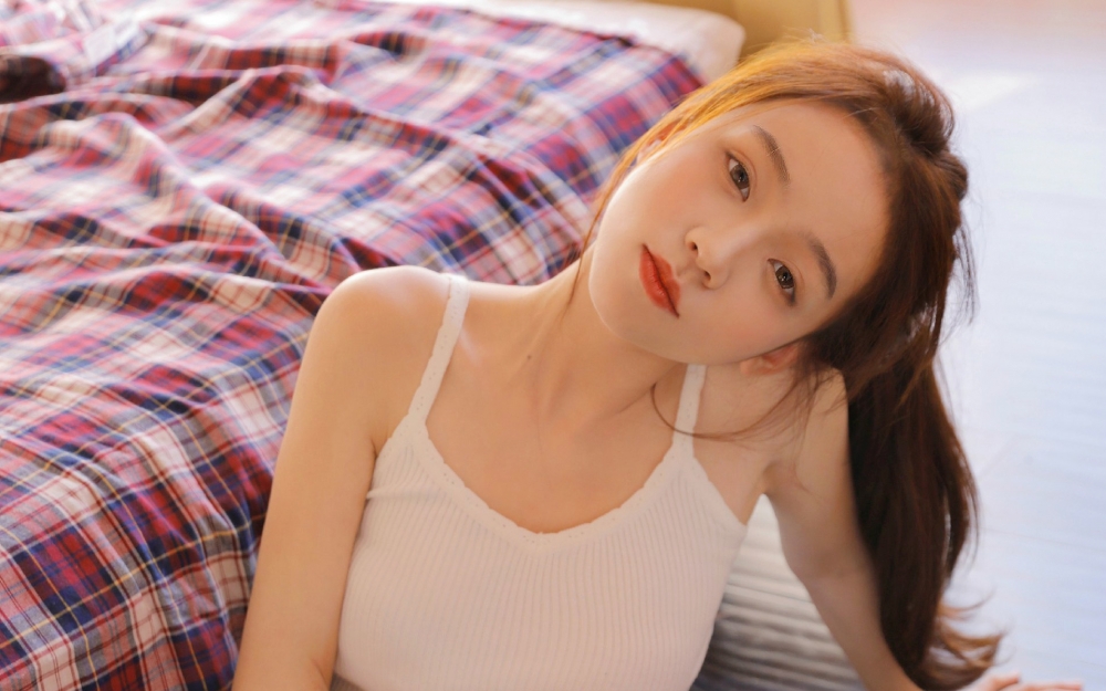 治愈系美女居家甜美高清桌面壁纸