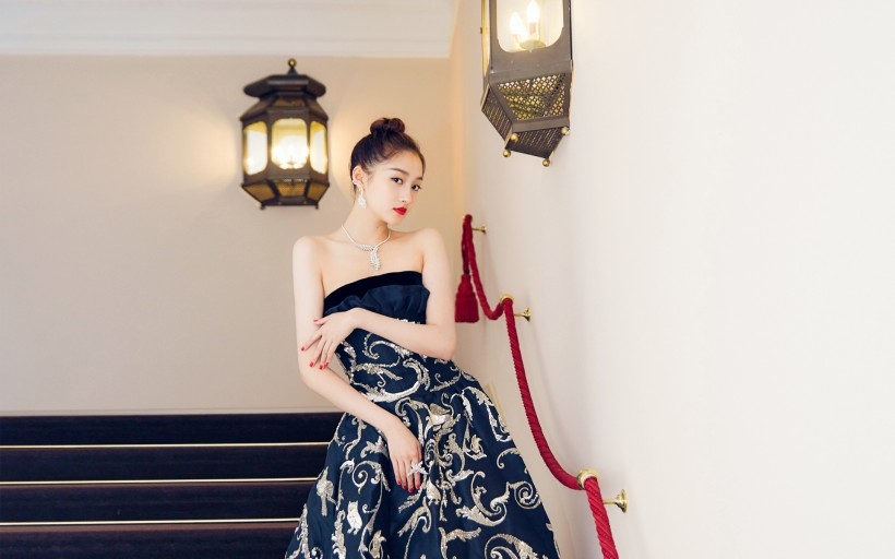 关晓彤黑金长裙性感写真桌面壁纸