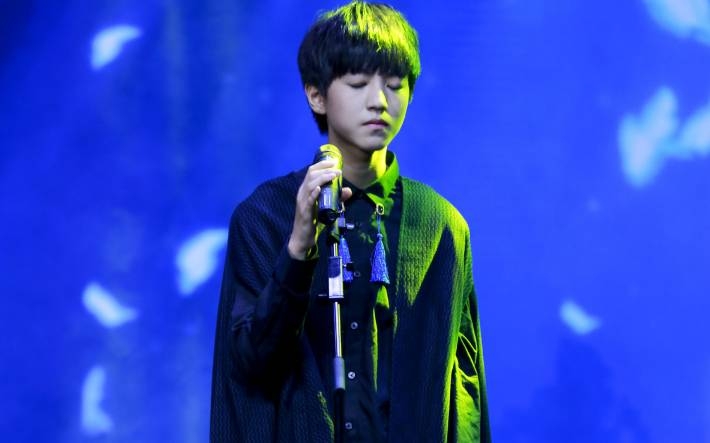 TFBOYS王俊凯深情演唱电脑壁纸