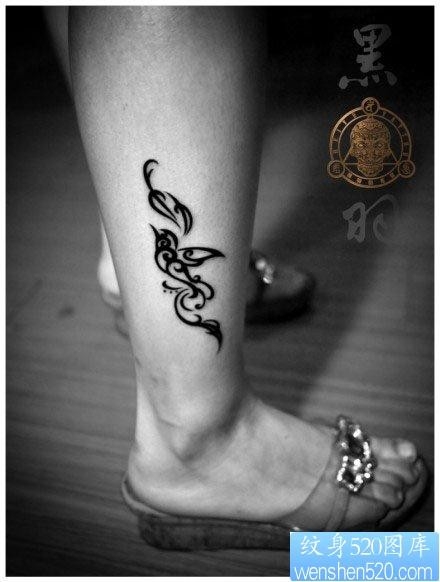 女人腿部时尚好看的图腾鸽子纹身图片