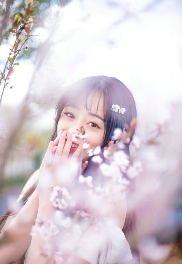 唯美樱花树下甜美女生图片