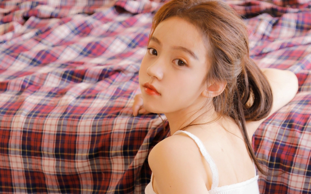 治愈系美女居家甜美高清桌面壁纸