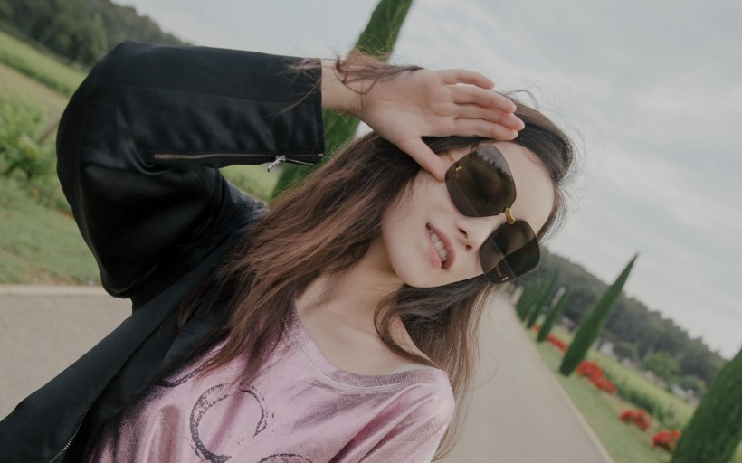 美女倪妮户外写真桌面壁纸