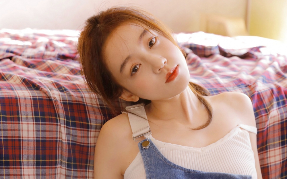 治愈系美女居家甜美高清桌面壁纸