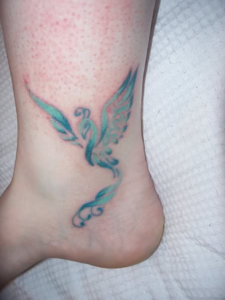脚踝上个性十足的凤凰纹身