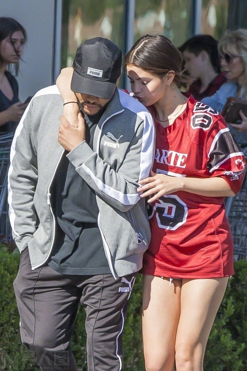 TheWeeknd赛琳娜街拍 SelenaGomez和TheWeeknd最新消息