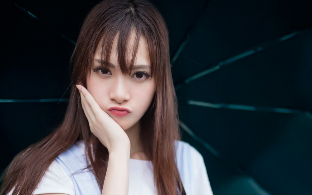长发文艺美女户外迷人图片桌面壁纸