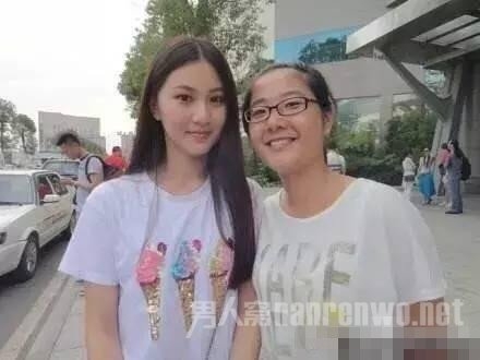 和比自己长得好看的人拍照 背影也能造成一万点的伤害