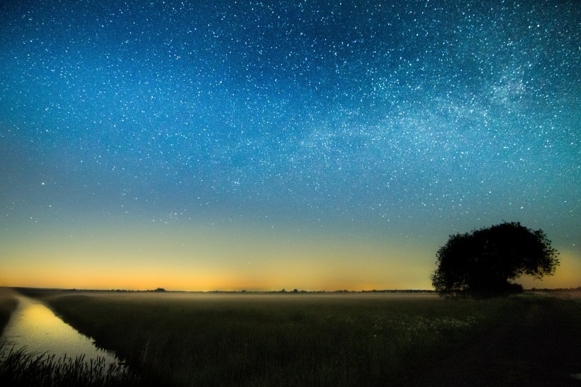 繁星点点的夜空图片