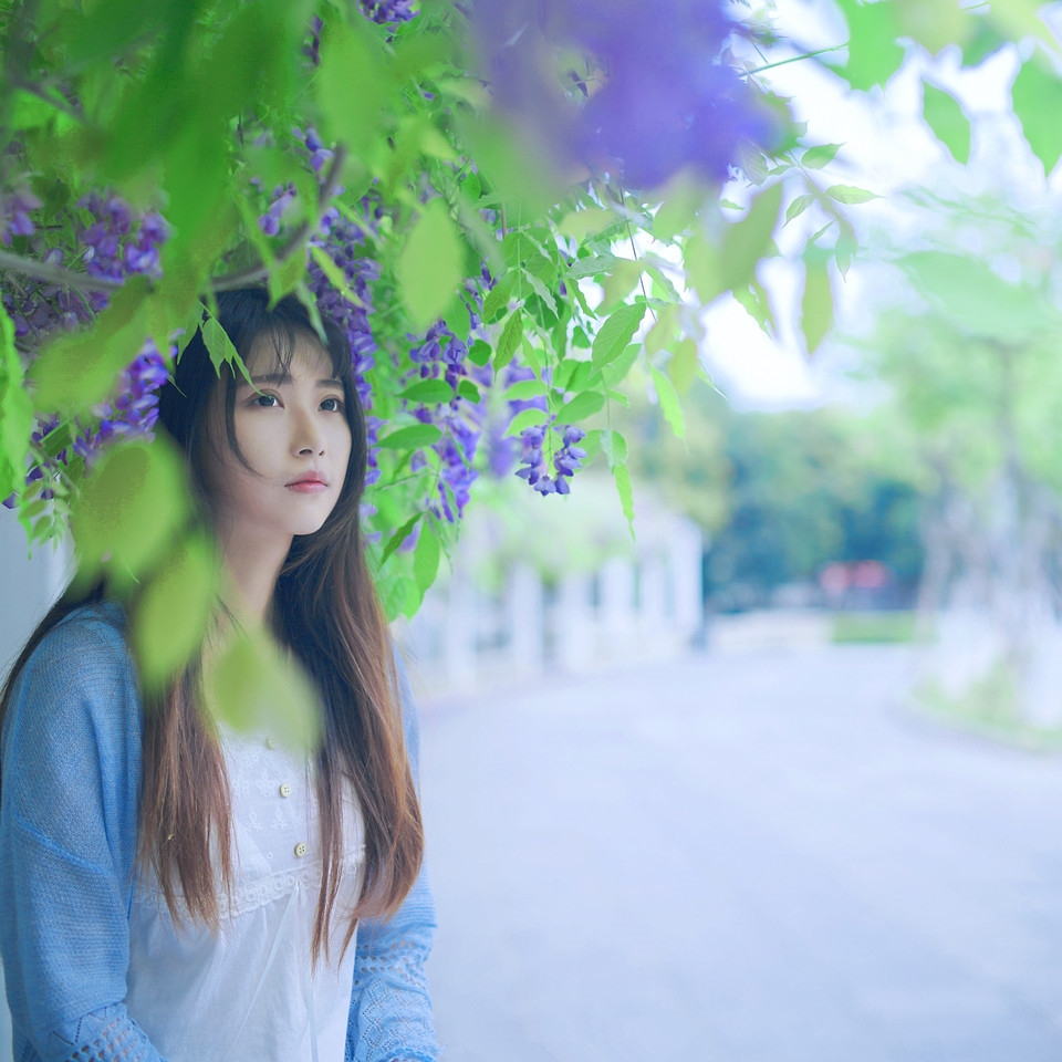紫藤花下清新意境的女生图片