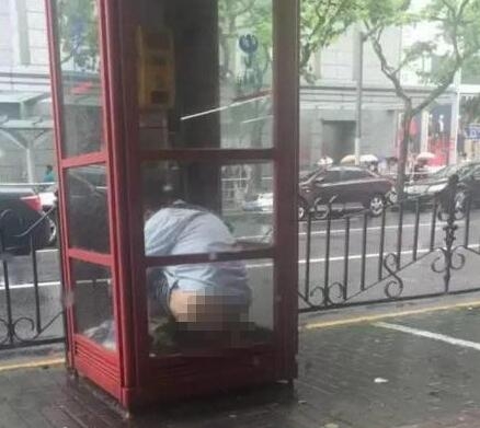 美女憋不住直接在电话亭...