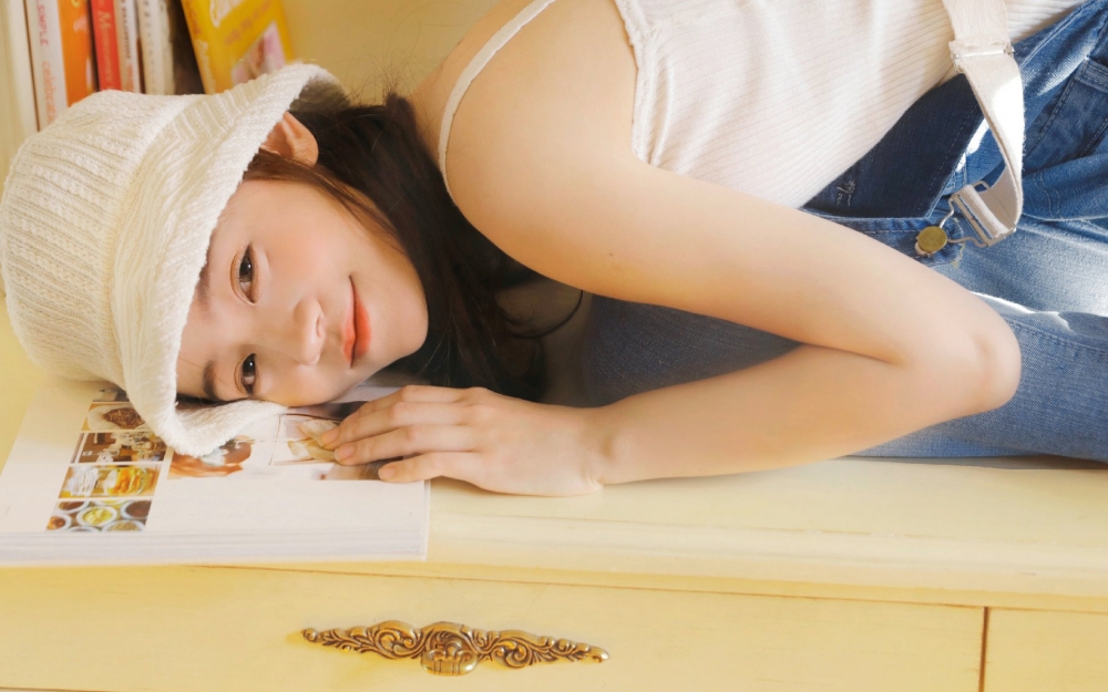 治愈系美女居家甜美高清桌面壁纸