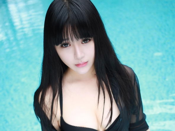 性感黑色蕾丝泳池美女桌面壁纸