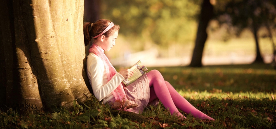自然,公园,森林,树,女孩,粉色袜子,书籍,心情,桌面壁纸